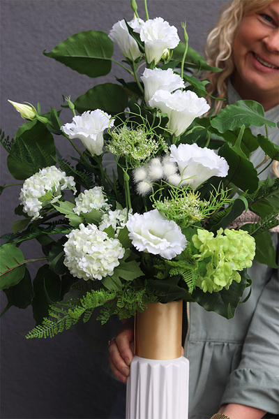 Eustana White, kompozycja kwiatowa w wazonie