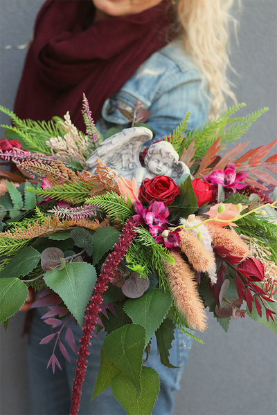 Benjamin, dekoracja nagrobna z aniołem na plastrze drewna