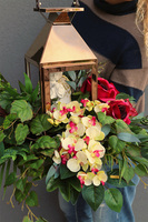 Angelo Garden Bordo 2, miedziany lampion nagrobny z kwiatami