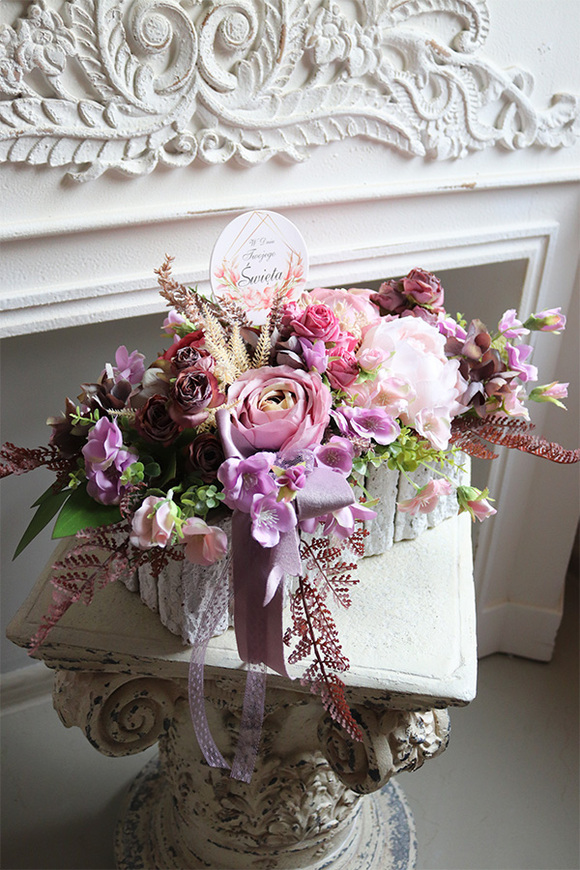 Meggy Flowers, kompozycja kwiatowa w skrzynce