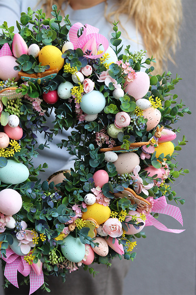 Heste, wielkanocny wianek na drzwi z jajkami