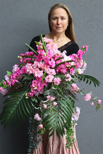 Bretania, kwiatowa kompozycja w czarnej, metalowej donicy