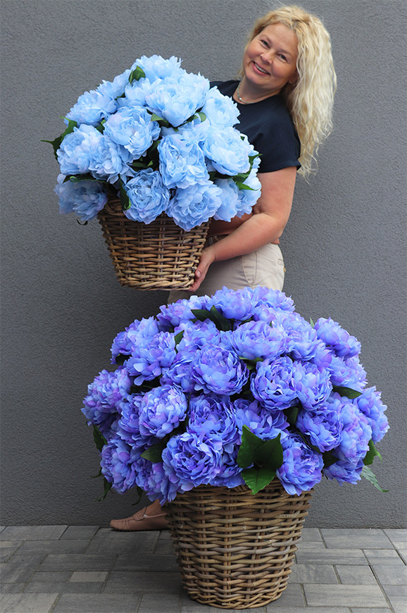 Blue Sky Big, niebieski kosz z peoniami