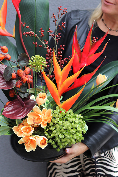 Bali, nowoczesna kompozycja kwiatowa z nutą egzotyki, wym.75x58x34cm