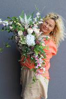 Eufrazja Gold, kompozycja kwiatowa w naczyniu