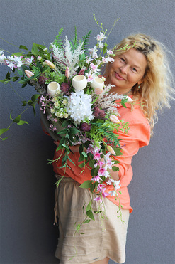 Eufrazja Gold, kompozycja kwiatowa w naczyniu, wym.37x80cm 