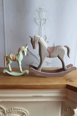 OD RĘKI Konik na Biegunach Violet, figurka dekoracyjna, drewniana, wym.22.5x26.5cm