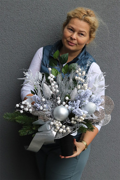 Silver Winter, świąteczny bukiet nagrobny we wkładzie, wys.51cm 