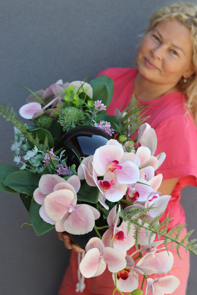 Dekoria Laos Auris, kompozycja kwiatowa w plastikowym naczyniu