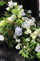 Jantar, biała wiązanka nagrobna z chryzantemami