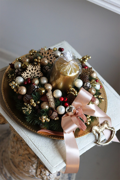 Boże Narodzenie, stroik ze świecą na talerzu