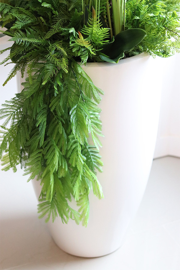 Fiberglass Grande Leucadio efektowny storczyk w białej donicy z fiberglass