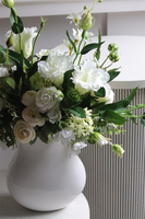 Bianca Akima, kompozycja kwiatowa w wazonie