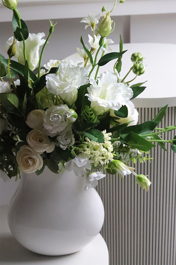 Bianca Akima, kompozycja kwiatowa w wazonie