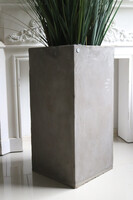 Concrete Square 3, wysokiej jakości sztuczna trawa w betonowej donicy