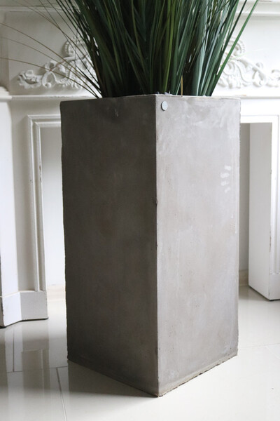 Concrete Square 3, wysokiej jakości sztuczna trawa w betonowej donicy