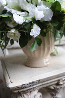 Blue Ferina, kompozycja kwiatowa w kremowym naczyniu, wym.32x55cm 