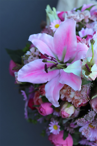 Lilie Pink, flowerbox w paski z różowymi kwiatami