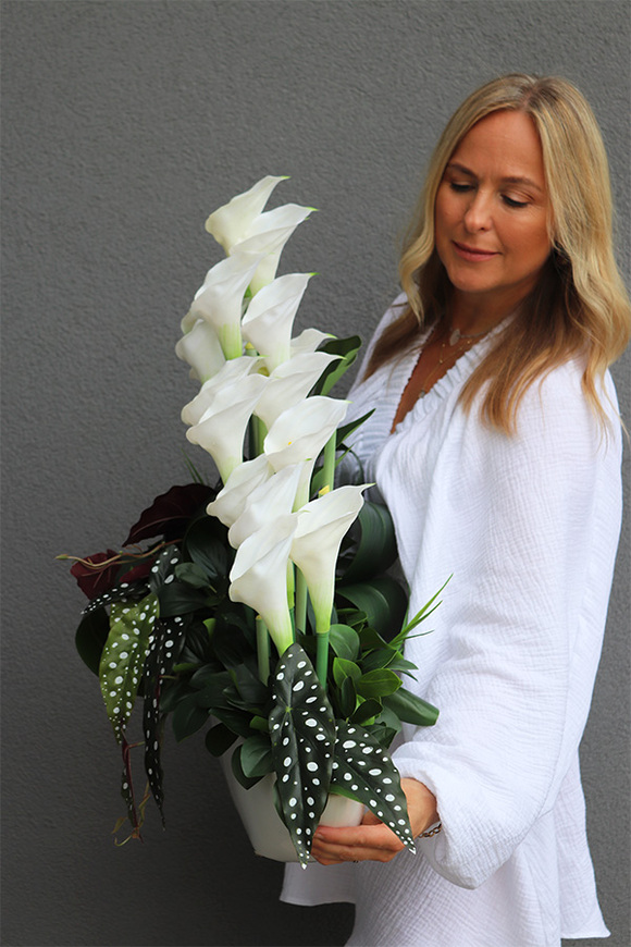 Białe Kalle Laos, bogata kompozycja donicy łódce