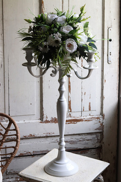 kandelabr z kompozycją kwiatową, Komunijna Biel, wys.85cm