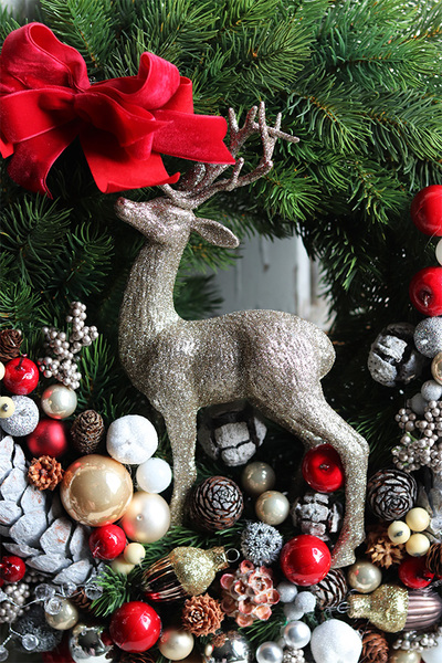 Renifer Red, świąteczny wianek na drzwi