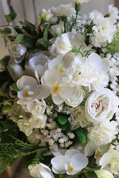 Sakramento, kompozycja kwiatowa w złotym wazonie, wym.55x53cm 