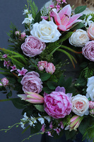 Resenita, wieniec nagrobny z liliami