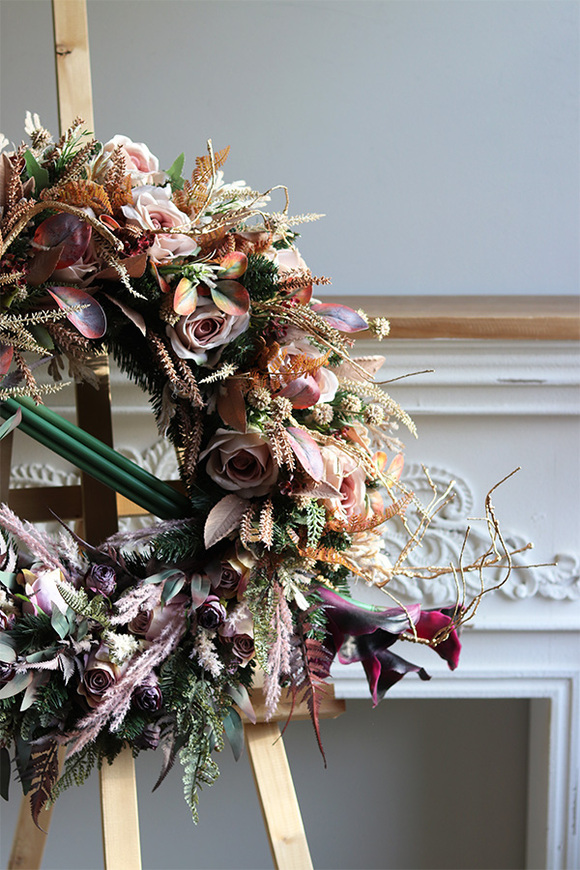 Mortario Memoriana, duży wieniec nagrobny z kallami