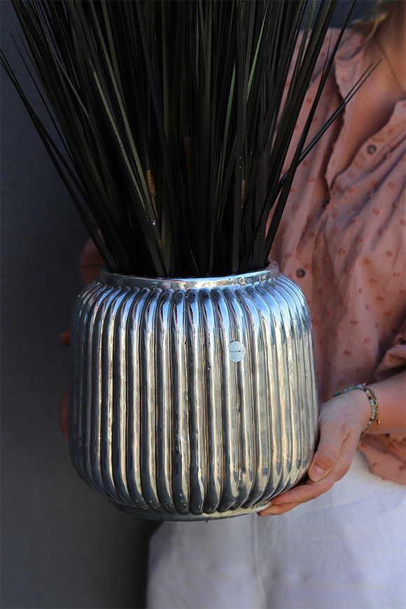 Black Lion, sztuczna czarna trawa w srebrnej donicy