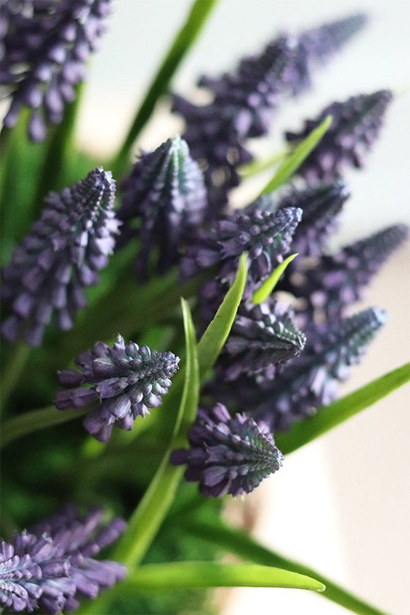 koszyczek Szafirków Premium, dekoracja ze sztucznych roślin, wys.32cm 