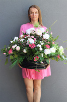 Mullina, różowa kompozycja nagrobna w misie