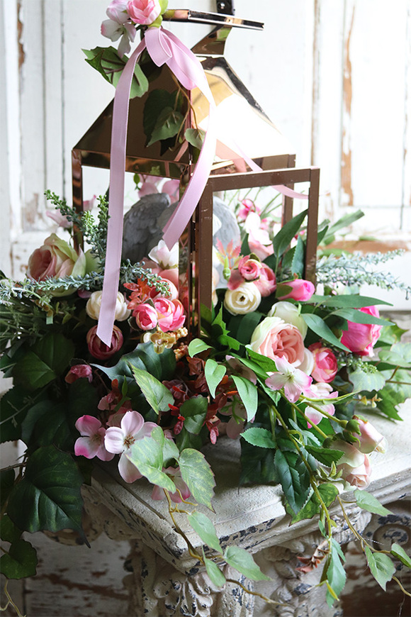 Angelo Garden Roses, kompozycja nagrobna z miedzianym lampionem, wys.53cm