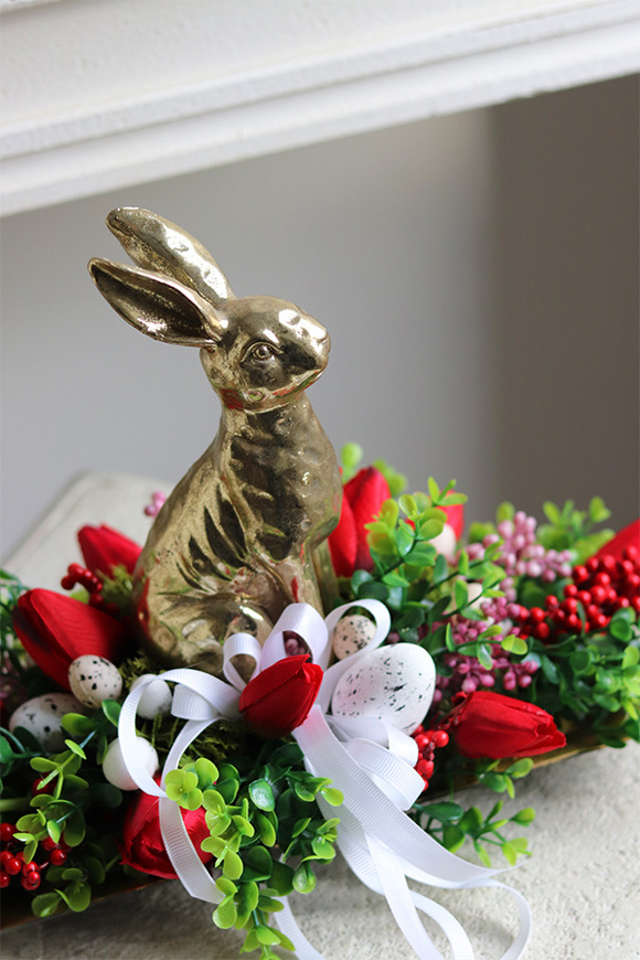 Red Easter 3, stroik wielkanocny zajączek w tulipanach