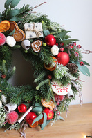 Świąteczna Chata, czerwony wianek świąteczny