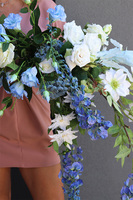 Blue Rehte, girlanda z białymi i niebieskimi kwiatami