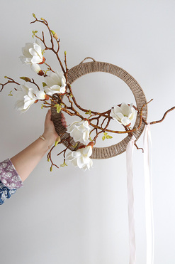 OD RĘKI Artism Magnolia, wiosenny wianek z baziami, wym.44/77cm