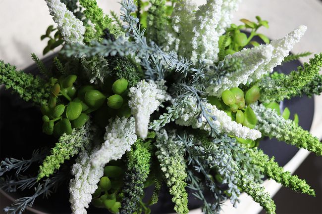 Mirenita, zielona dekoracja w antracytowej donicy