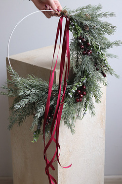 OD RĘKI Subtelle Bordo Winter, świąteczny wianek na obręczy, wym.44x54cm