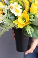 Spring Moment, bukiet nagrobny z wiosennymi kwiatami