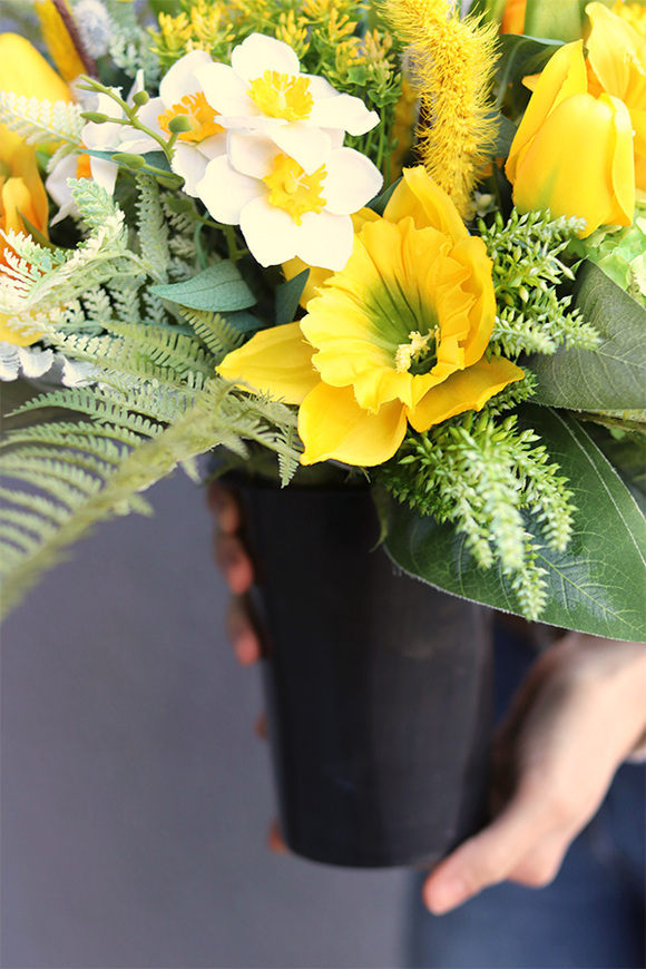 Spring Moment, bukiet nagrobny z wiosennymi kwiatami