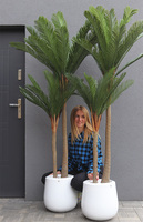 Cyklady Fiberglass White, sztuczna palma w lśniącej donicy