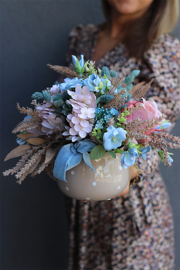 Reffia, kompozycja kwiatowa w naczyniu w groszki