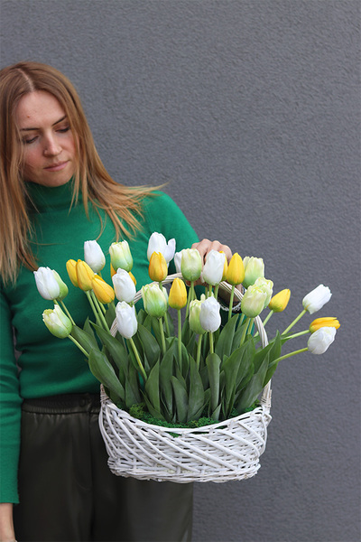 Wiosenne Tulipany, kompozycja z tulipanów w koszyku