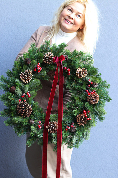 Velvetia, zimowy wianek z kokardką