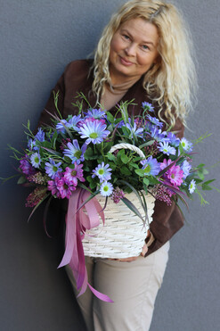 Fioletowe Kosmosy, kompozycja kwiatowa w koszu, wym.45x60cm