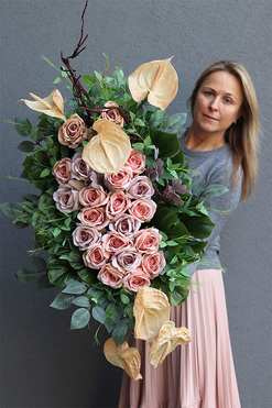 Bliskość Cappuccino, kompozycja nagrobna w naczyniu łódce, wym.60x95cm