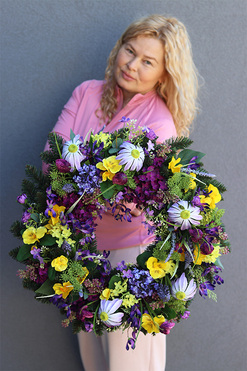 Monikate, wianek dekoracyjny z bratkami, śr.50cm