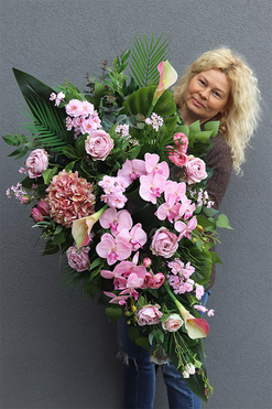 Pink Delitra, różowa wiązanka nagrobna z orchideą, dł.106cm