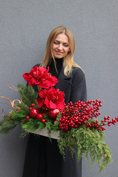 Amarylis Longia, kompozycja kwiatowa w naczyniu