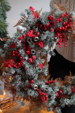 Modrzew&Jarzębina, zimowy wianek na drzwi, rozp.50cm